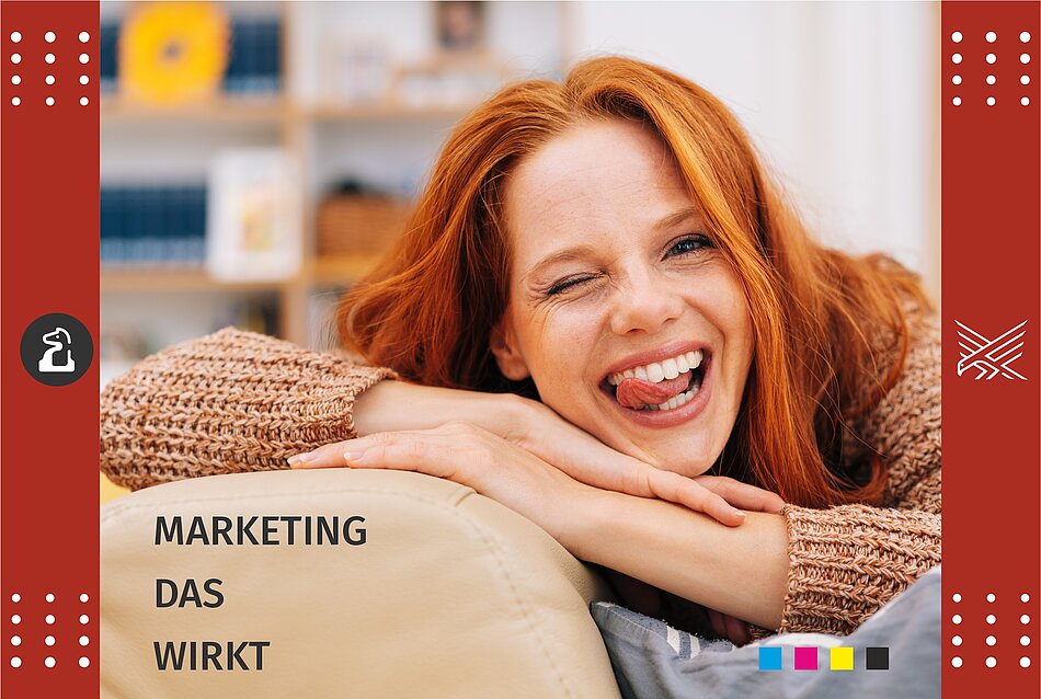 Text: "Marketing das wirkt" - Bild: Frau mit verschränkten Armen auf Sofalehne aufgelehnt, zwinkert mit herausgestreckter Zunge.
